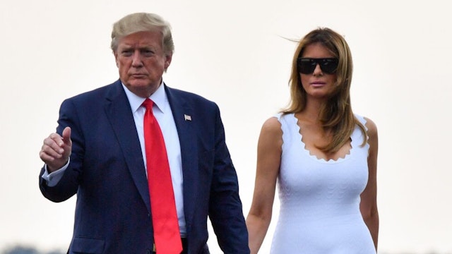 US President Donald Trump (L) and US First Lady Melania Trump walk toward Air Force One in Bordeaux, south-west France on August 26, 2019, after attending the annual G7 Summit in Biarritz. (Photo by Nicholas Kamm / AFP)