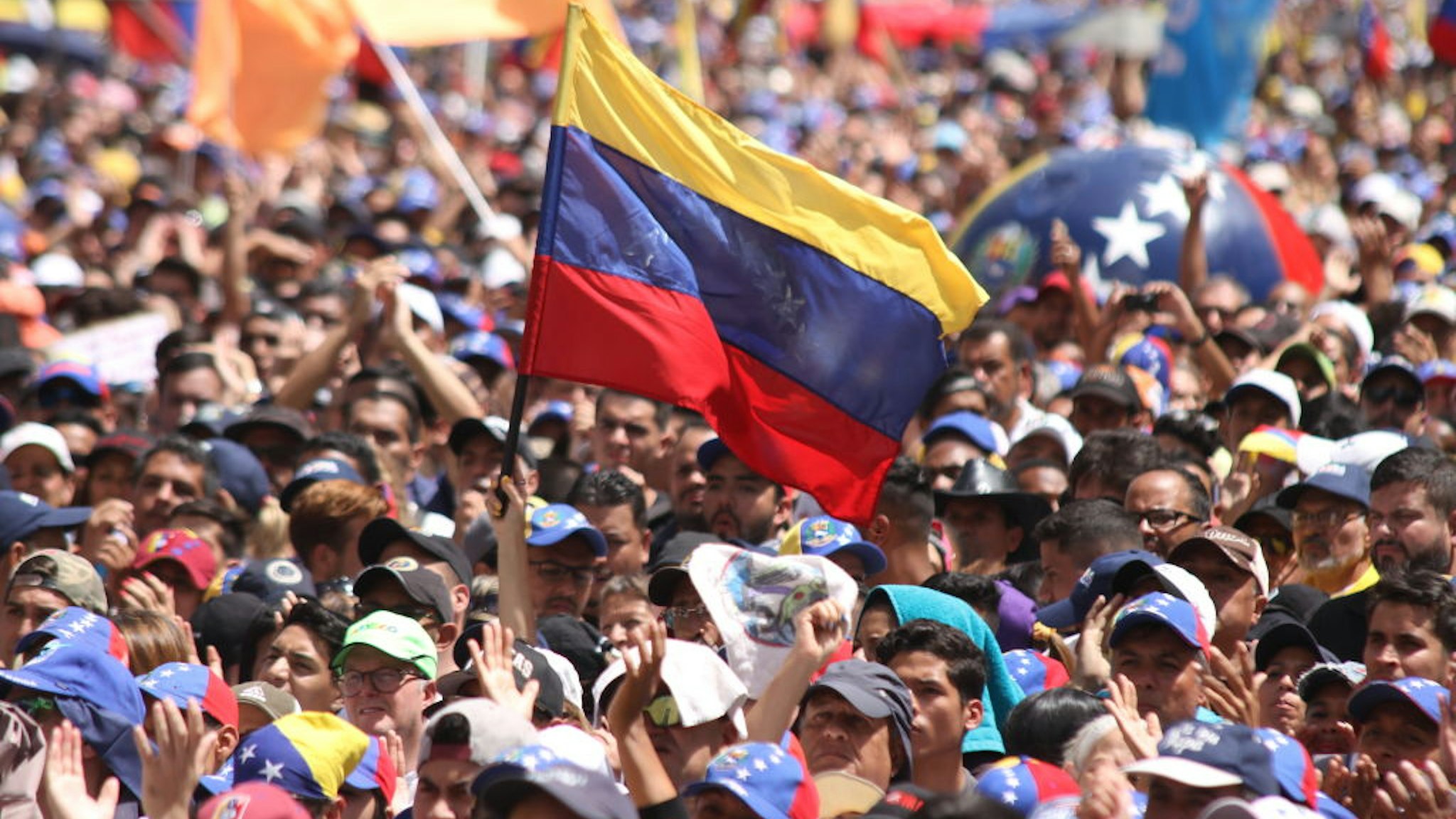 12 February 2019, Venezuela, Caracas: Numerous people take part in a rally of government opponents in the Venezuelan capital. Thousands of people took to the streets again in the power struggle between the Venezuelan head of state Maduro and the self-proclaimed interim president Guaido. On the occasion of Youth Day, they called on the armed forces to open the borders and enable the delivery of relief supplies to the suffering population.