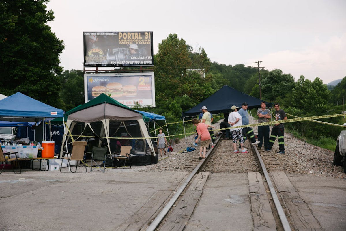 STANDOFF Kentucky Miners Block Train Loaded With 1 Million Of Coal