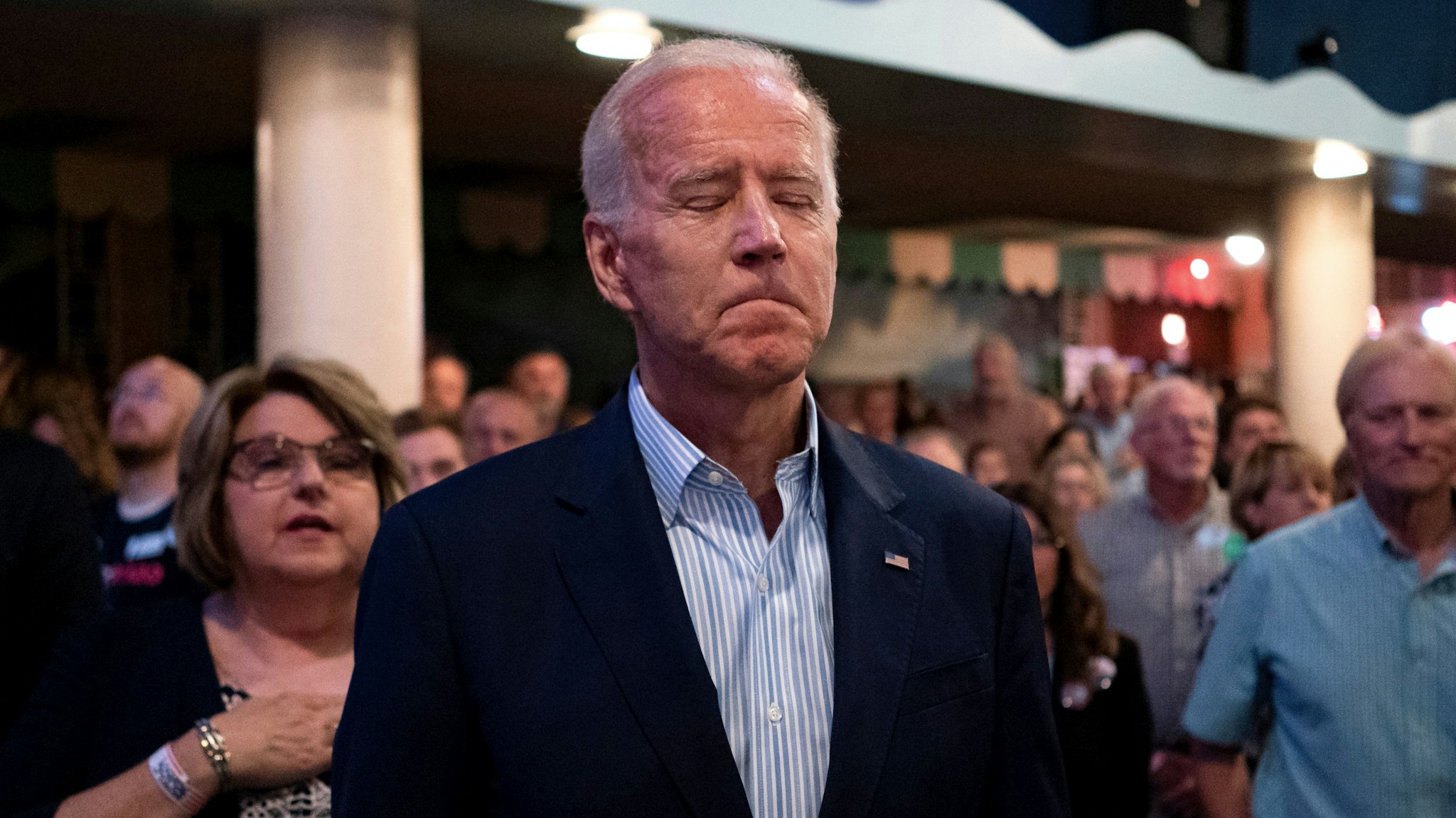 2020 Democratic presidential hopeful former Vice President Joe Biden stands for the National Anthem at the Wing Ding Dinner on August 9, 2019 in Clear Lake, Iowa. - The dinner has become a must attend for Democratic presidential hopefuls ahead of the of Iowa Caucus.