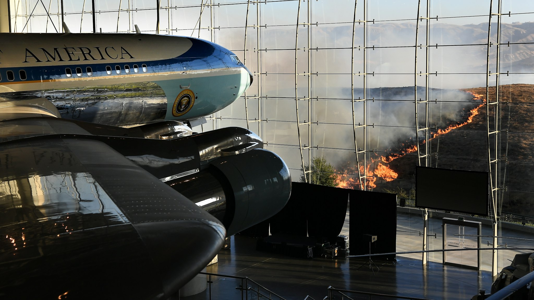 SIMI VALLEY, CALIFORNIA - OCTOBER 30: Former U.S. President Ronald Reagan's Air Force One sits on display at the Reagan Presidential Library as the Easy Fire burns in the hills on October 30, 2019 in Simi Valley, California. (Photo by Wally Skalij/Los Angeles Times via Getty Images)