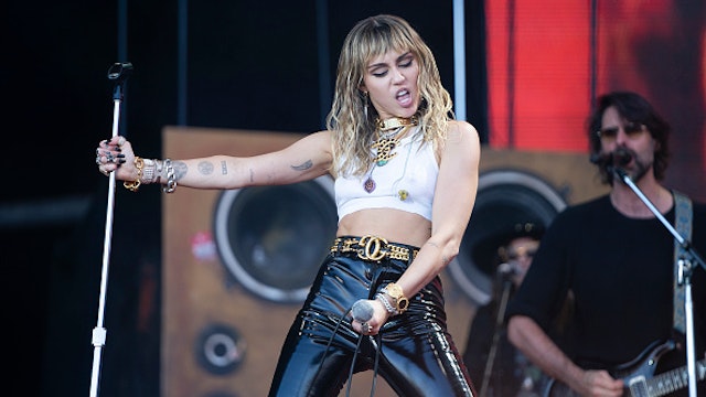 GLASTONBURY, ENGLAND - JUNE 30: Miley Cyrus performs on The Pyramid Stage during day five of Glastonbury Festival at Worthy Farm, Pilton on June 30, 2019 in Glastonbury, England.