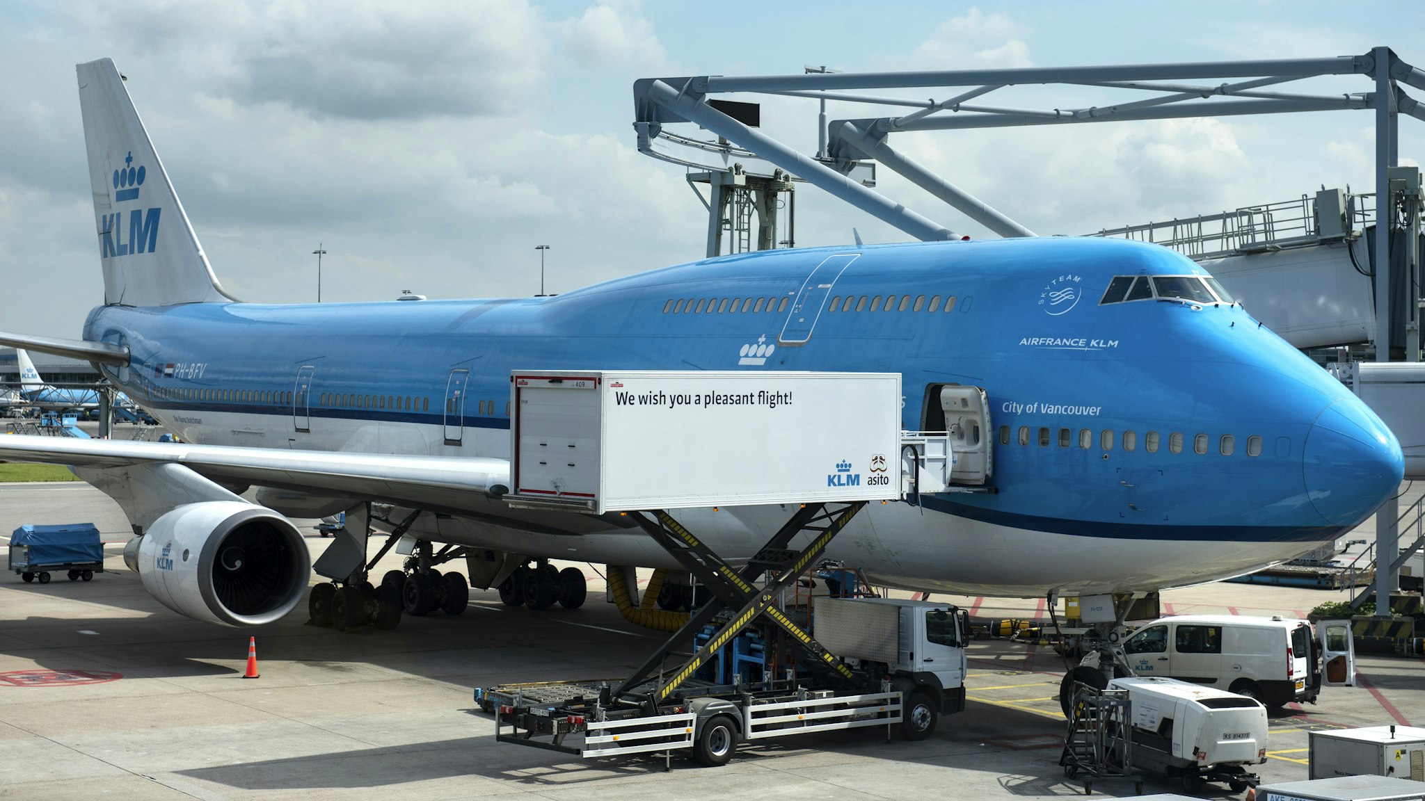 AMSTERDAM, NETHERLANDS - 2019/06/11: KLM Royal Dutch Airlines Boeing 747 plane seen at the Amsterdam Schiphol Airport runway. (Photo by Miguel Candela/SOPA Images/LightRocket via Getty Images)