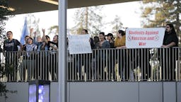 US-POLITICS-UNREST-PROTEST Protestors rally to protest a speech by conservative commentator Ben Shapiro, September 14, 2017, at the University of California, Berkeley. / AFP PHOTO / Elijah Nouvelage