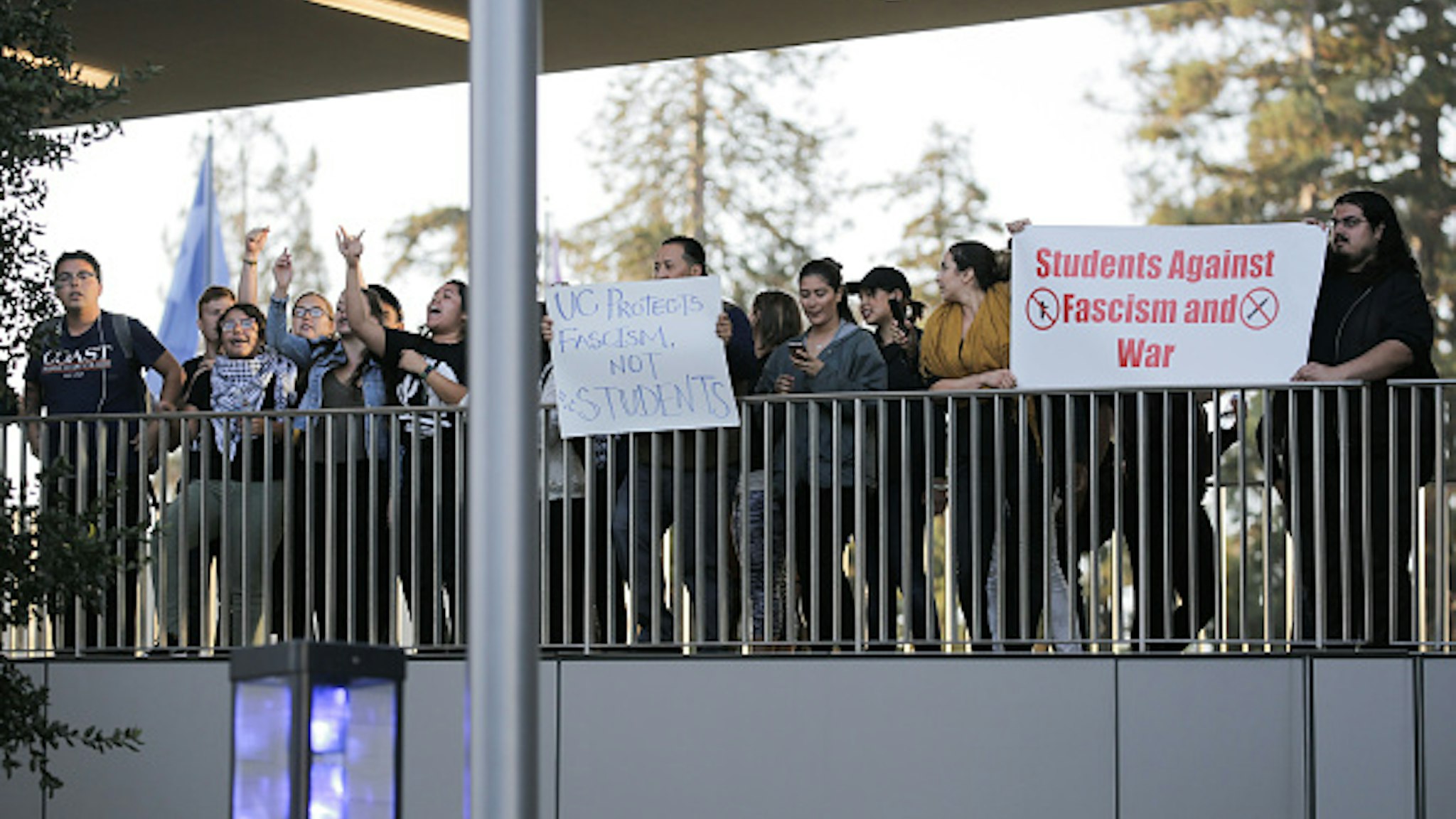 Protestors rally to protest a speech by conservative commentator Ben Shapiro, September 14, 2017, at the University of California, Berkeley. / AFP PHOTO / Elijah Nouvelage