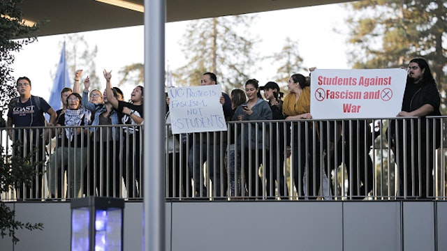 Protestors rally to protest a speech by conservative commentator Ben Shapiro, September 14, 2017, at the University of California, Berkeley. / AFP PHOTO / Elijah Nouvelage