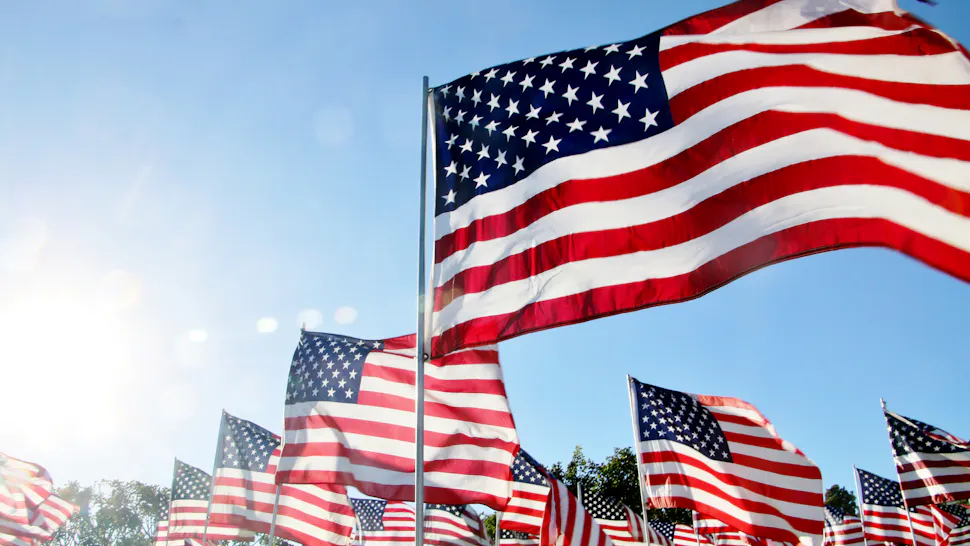 Banderas de los Estados Unidos Banderas de Estados Unidos soplan en el viento en Malibu, California - foto de stock