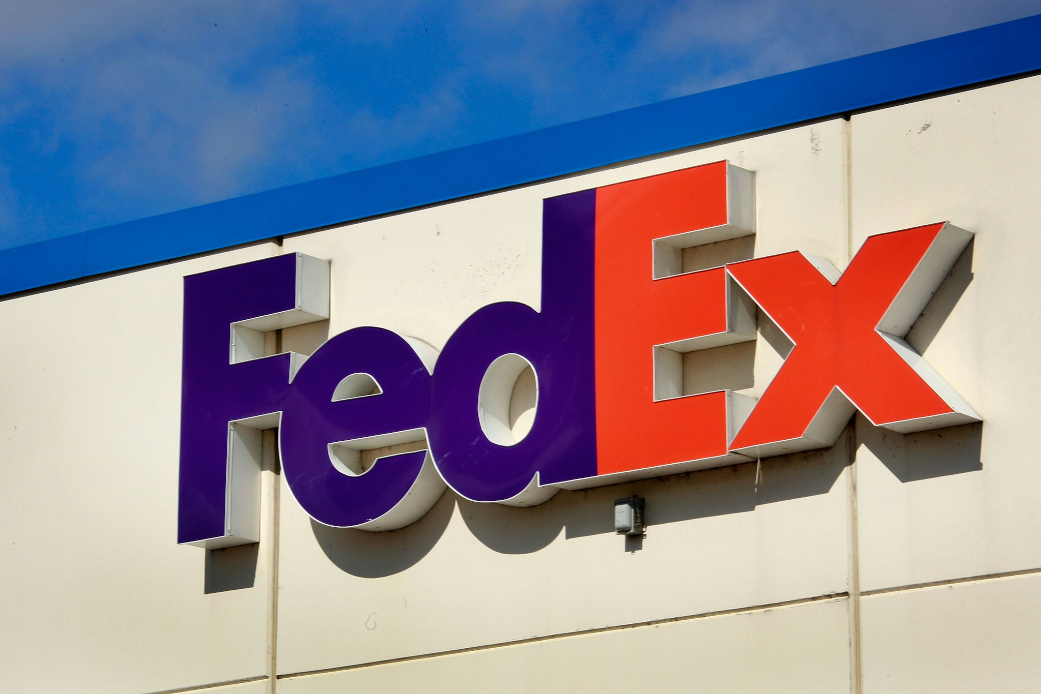 CHICAGO - MARCH 19: A FedEx logo marks the location of one of the company's distribution center March 19, 2009 in Chicago, Illinois. After seeing its third-quarter net income plunge 75 percent the company said it plans to cut $1 billion of costs in the coming year.