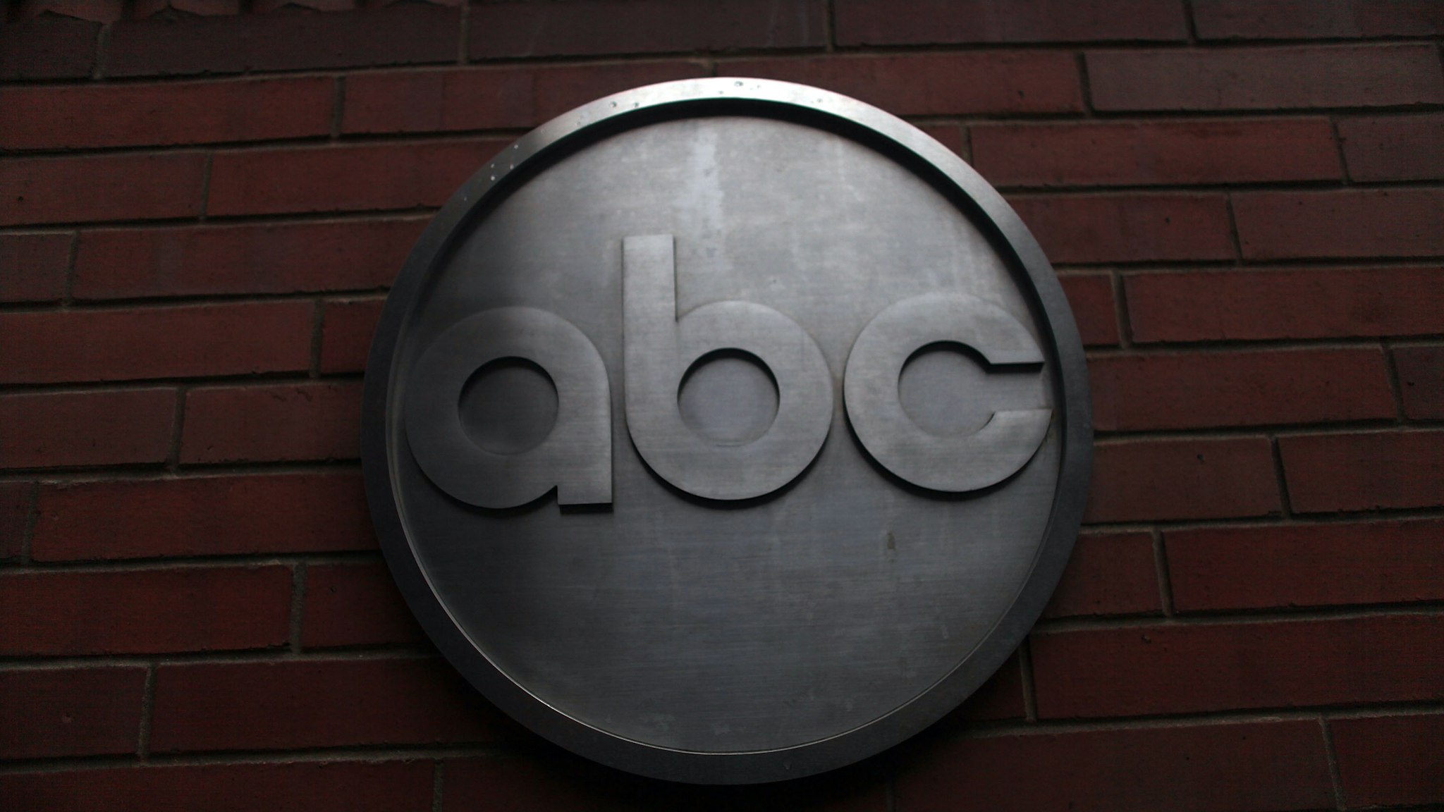 he ABC logo is viewed outside of ABC headquarters February 24, 2010 in New York, New York. ABC has announced that the television news division plans to cut 20-25 percent of its workforce, or between 300-400 people, through buyouts or layoffs. The news division plans to use more contractors and freelancers to make up for the loss of fulltime employees. (Photo by Spencer Platt/Getty Images)