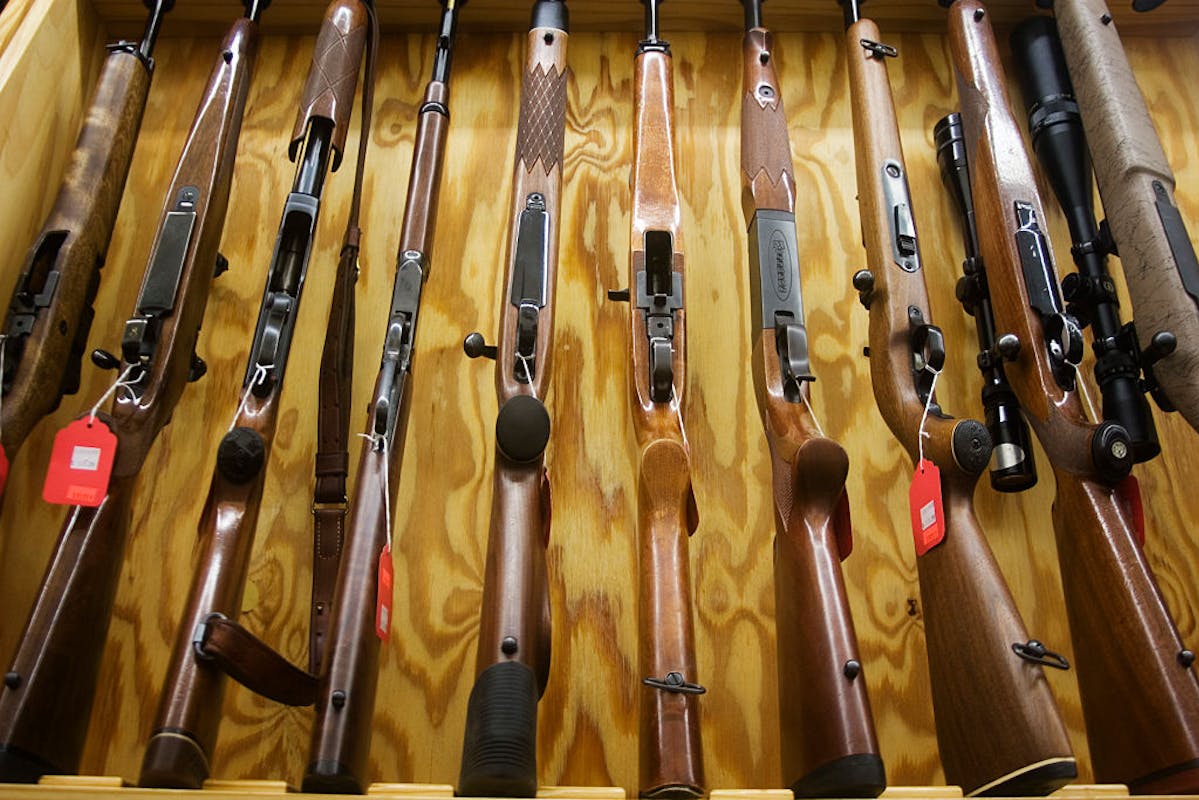 Оружейный магазин. Не работает оружейная. Охотничье ружье с магазином. Оружие кустарного производства. Оружейные салоны в спб.
