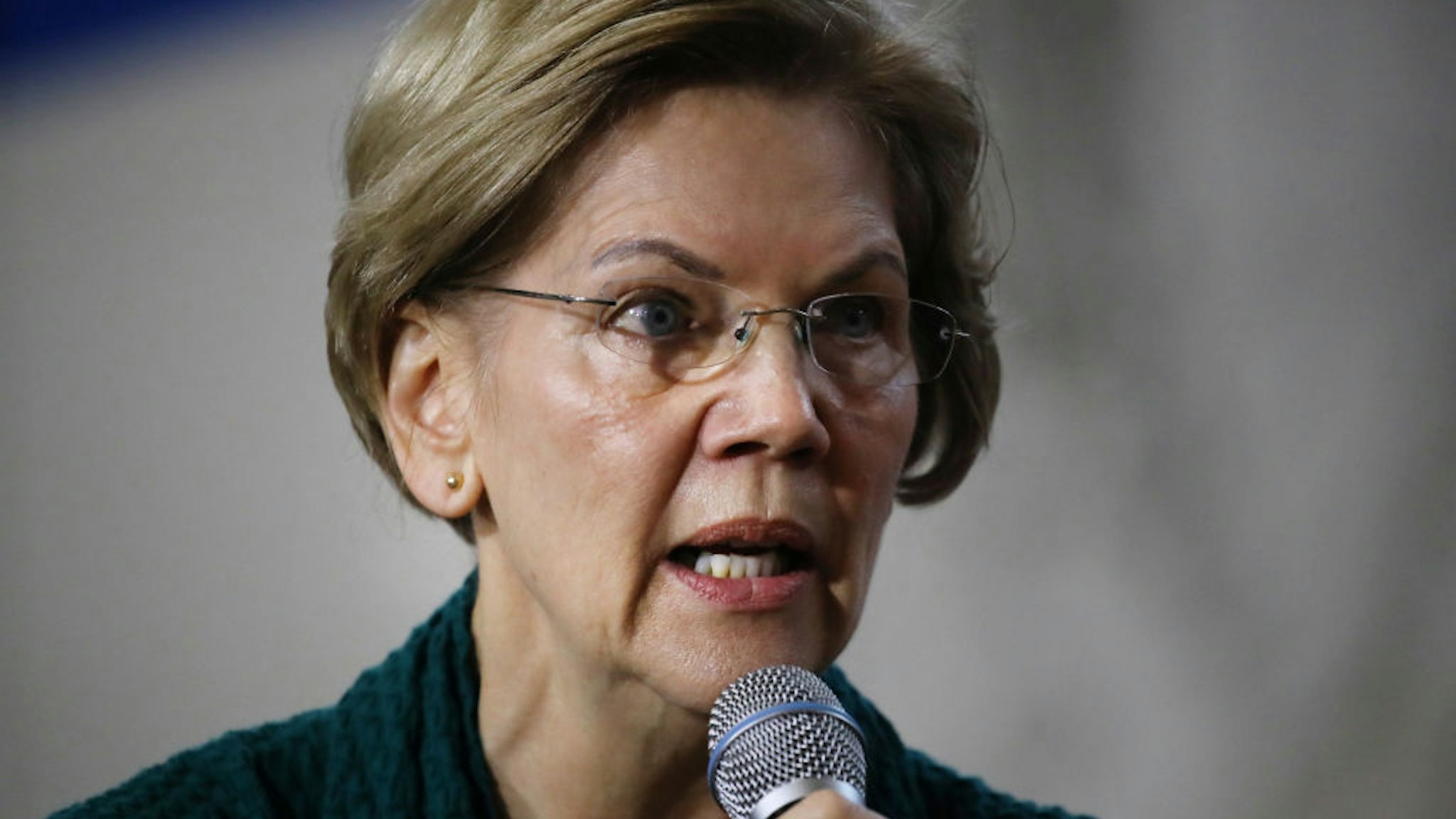 Democratic presidential candidate Sen. Elizabeth Warren (D-MA) speaks during a town hall event at Weeks Middle School on January 19, 2020 in Des Moines, Iowa. Warren has joined other candidates in campaigning across the state in the weeks before the 2020 Iowa Democratic caucuses being held on February 3. (Photo by Spencer Platt/Getty Images)