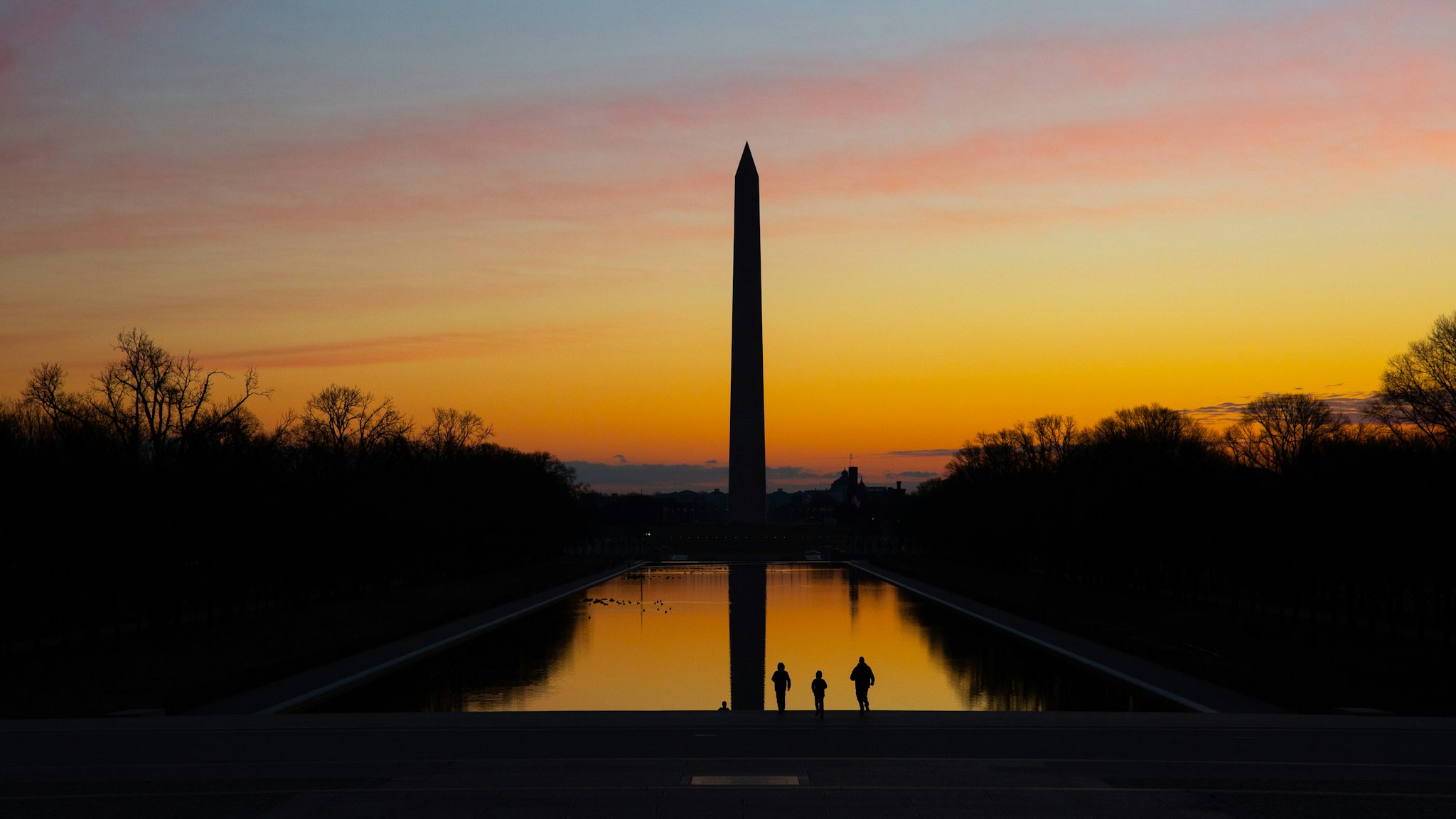 WASHINGTON, DC - JANUARY 25: Dawn breaks behind the Washington Monument as viewed from the Lincoln Memorial, Washington DC, on the day that the government shutdown was declared over by President Trump. 25 January 2019. PHOTOGRAPH BY Adam Gray / Barcroft Images (Photo credit should read Adam Gray / Barcroft Media via Getty Images)
