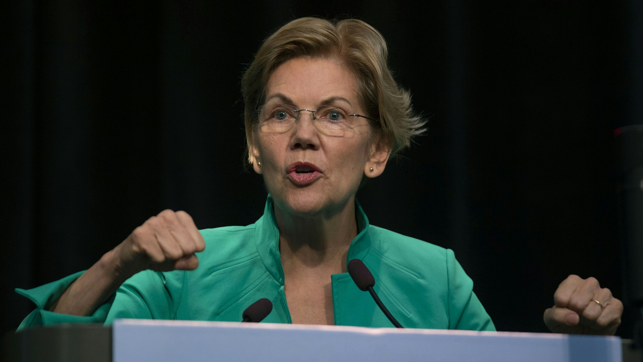 enator Elizabeth Warren, a Democrat from Massachusetts and 2020 presidential candidate, speaks during the Iowa Federation of Labor AFL-CIO annual convention in Altoona, Iowa, U.S., on Wednesday, Aug. 21, 2019. A new CNN poll out on Tuesday shows Joe Biden with a commanding lead over the rest of the Democratic field. With 29% support, Biden is lapping his nearest rivals, Bernie Sanders (15%) and Elizabeth Warren (14%). Kamala Harris, whose attack on Biden's busing record vaulted her into the top tier after the Miami debate, has plunged to 5%. Photographer: Daniel Acker/Bloomberg via Getty Images