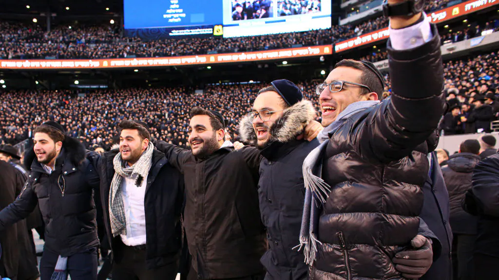 Amid Anti-Semitic Attacks, Massive Jewish Celebration Marks Completion Of 7 1/2 Year Odyssey Of Learning