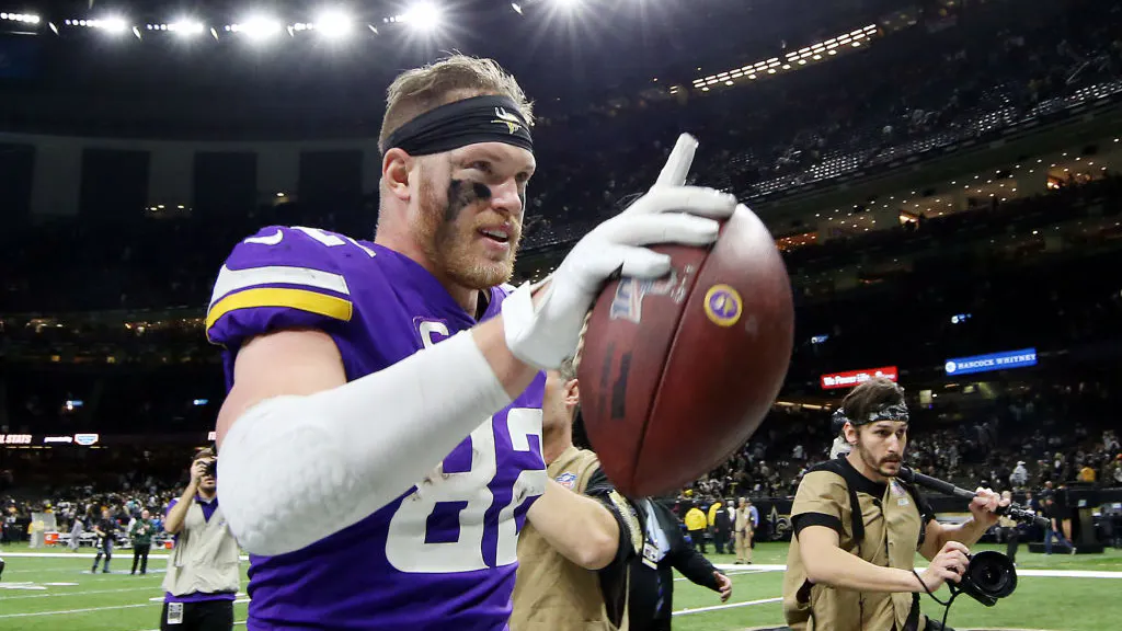 NFL Star Says Member Of Media Asked For Gloves For Charity, Later Were Sold On eBay. Then There’s A Twist Ending.