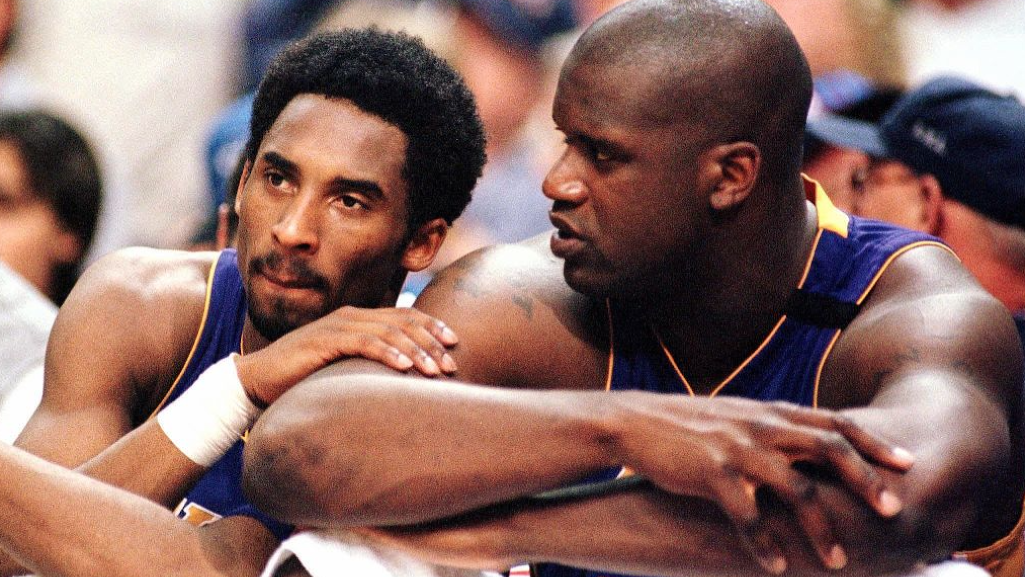 Los Angeles Lakers forward Kobe Bryant (L) speaks with teammate Shaquille O'Neal as they sit out the end of the fourth quarter against the Phoenix Suns in game four of the Western Conference semi-finals 14 May 2000 at America West Arena in Phoenix.