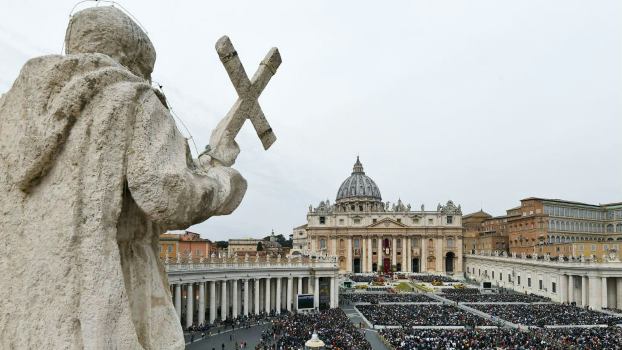 A general view shows worshipers attending the Pope's Easter Sunday mass outside St Peter's basilica on St. Peter's square on April 21, 2019 in the Vatican.