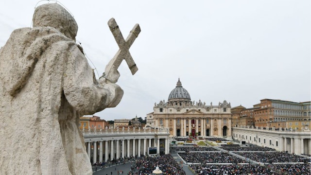 A general view shows worshipers attending the Pope's Easter Sunday mass outside St Peter's basilica on St. Peter's square on April 21, 2019 in the Vatican.