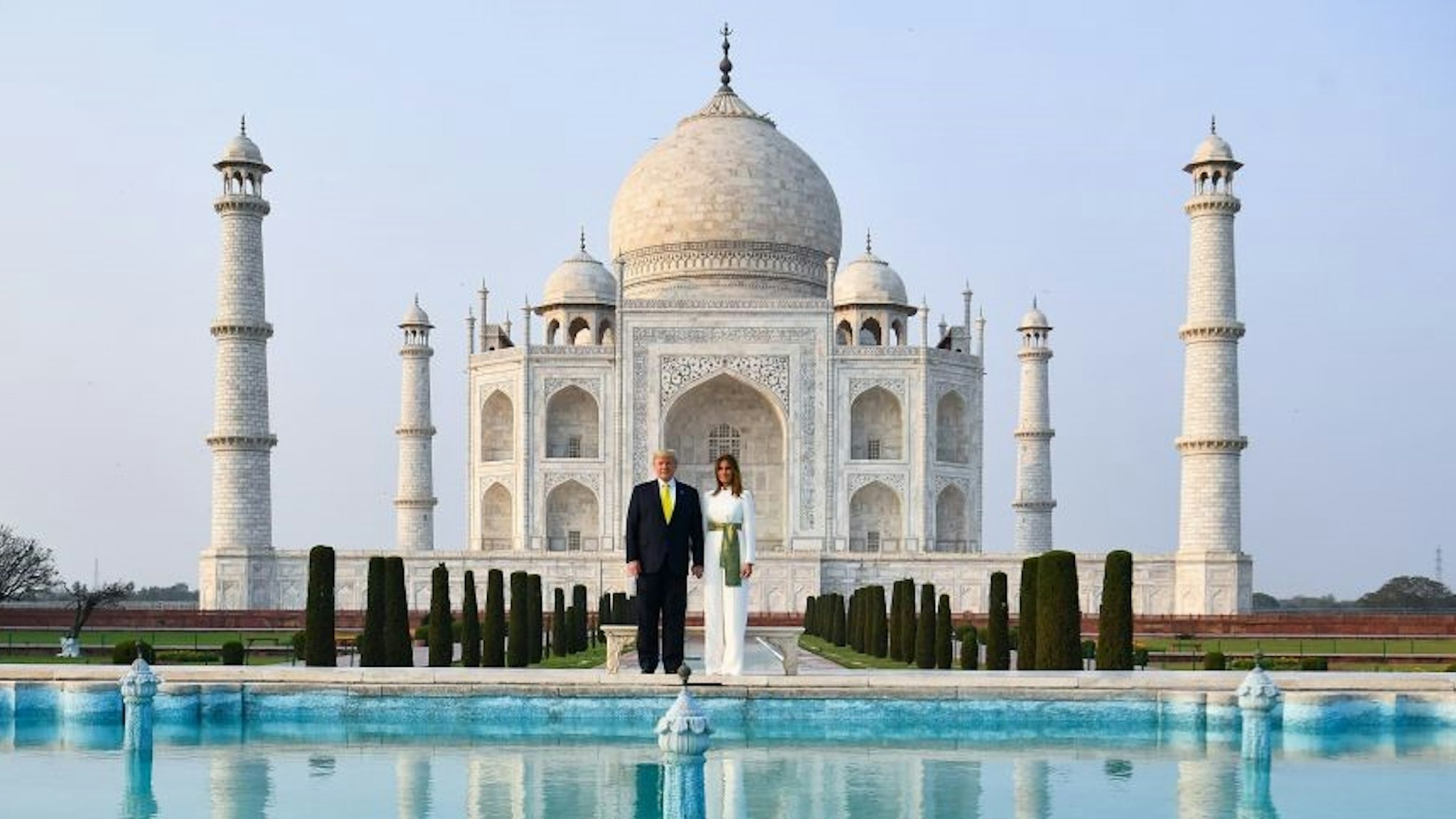 US President Donald Trump and First Lady Melania Trump pose as they visit the Taj Mahal in Agra on February 24, 2020. (Photo by Mandel NGAN / AFP) (Photo by