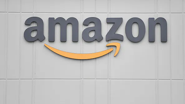 The logo of US online retail giant Amazon is seen at the distribution center in Staten Island as workers strike in demand that the facility be shut down and cleaned after one staffer tested positive for the coronavirus on March 30, 2020 in New York. - Amazon employees at a New York City warehouse walk off the job March 30, 2020, as a growing number of delivery and warehouse workers demand better pay and protections in the midst of the COVID-19 pandemic.