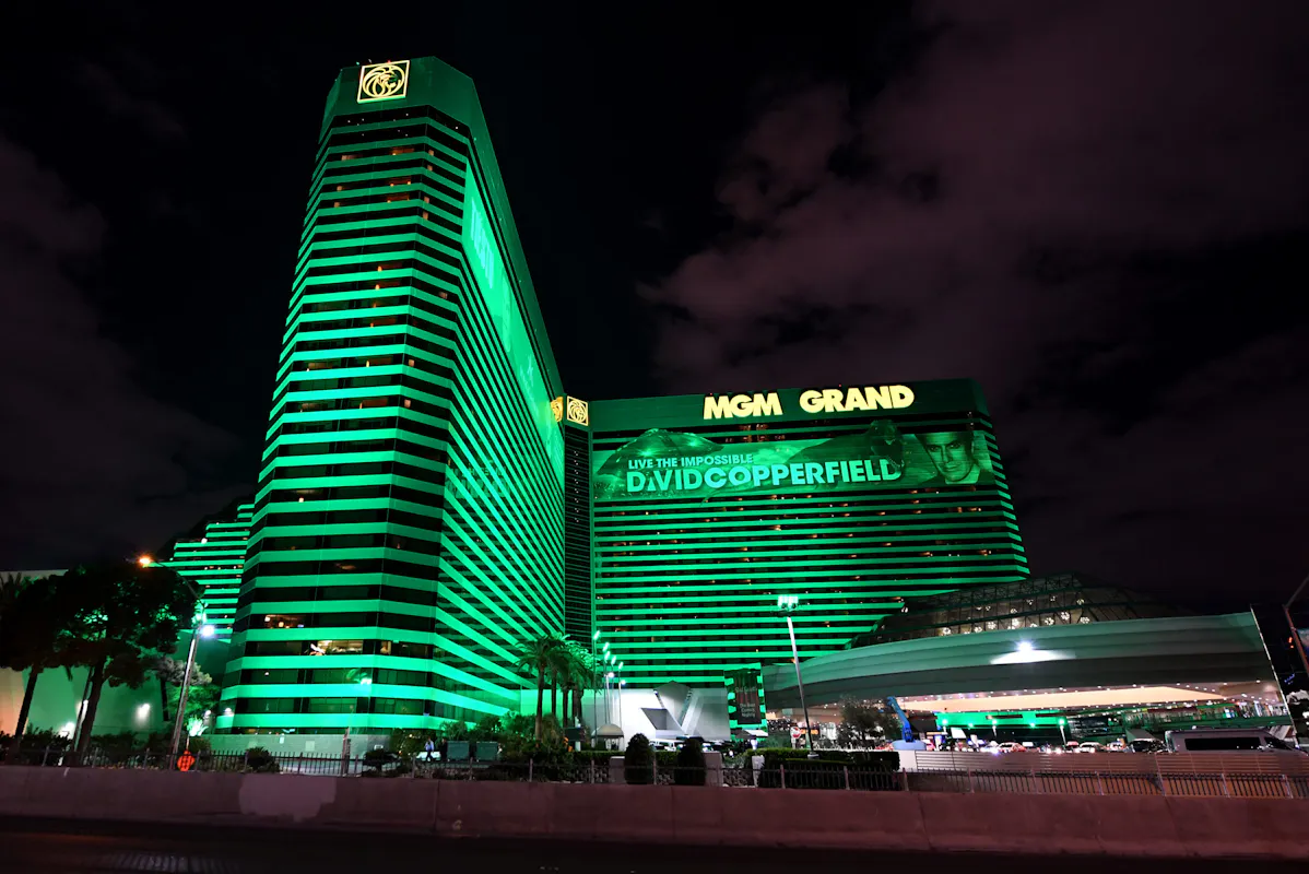Las Vegas Strip Goes Dark As MGM Wynn Shutter Casinos Until May The 