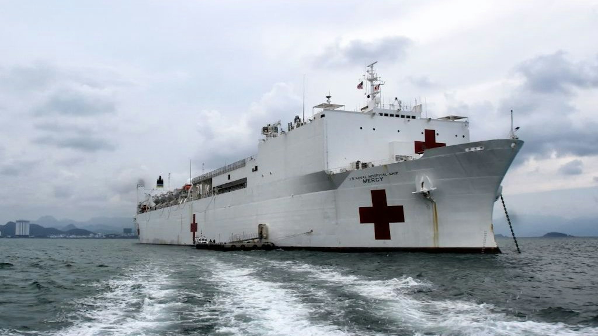 US Navy hospital ship USNS Mercy arrives in Nha Trang in central Vietnam on May 17, 2018 as part of a two-week Pacific Partnership mission involving multilateral humanitarian assistance and disaster relief preparedness aimed at boosting security ties between the former war foes. (Photo by Linh PHAM / AFP)