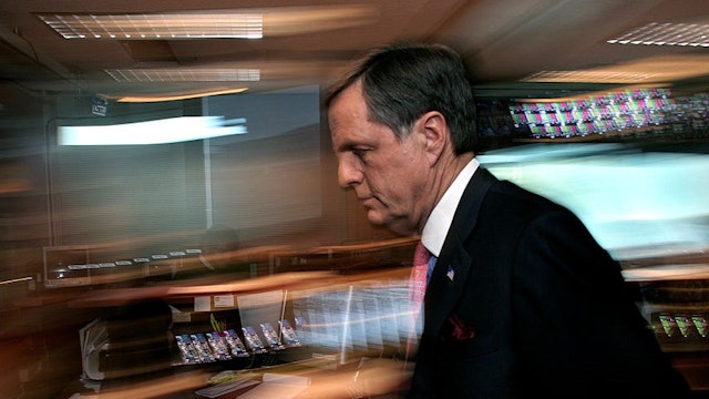 ST-Hume Photos by Michael Williamson Neg#179074 4/4/06 -- Fox News' Brit Hume dashes to the studio through the newsroom (located at 400 N. Capitol Street) just prior to the 4/4/06 broadcast. (Photo by