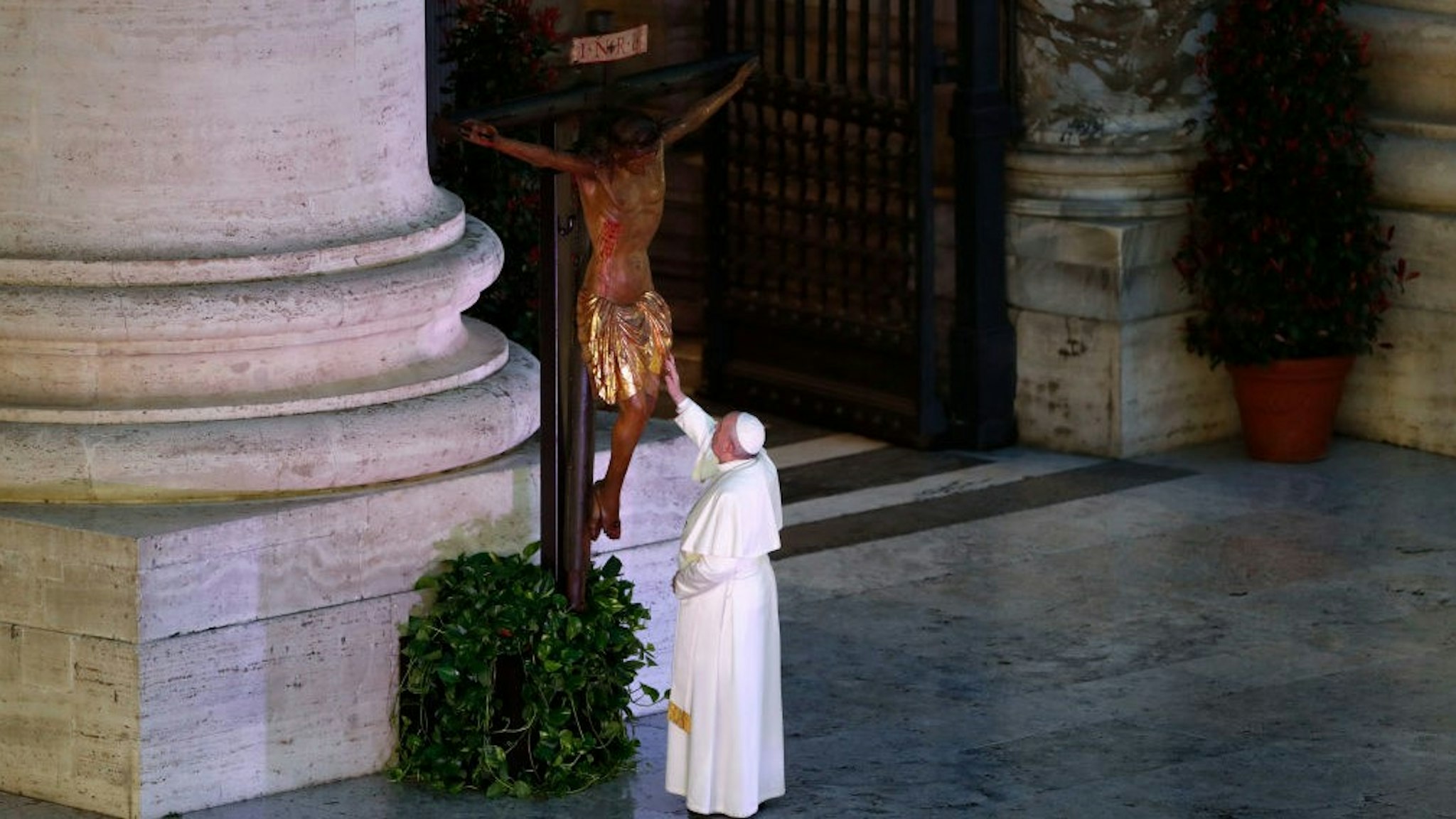 Pope Francis blesses a miraculous crucifix that in 1552 was carried in a procession around Rome to stop the great plague, that was brought from the San Marcello al Corso church in Rome, during a moment of prayer on the sagrato of St Peters Basilica, the platform at the top of the steps immediately in front of the façade of the Church, to be concluded with the Pope giving the Urbi et Orbi Blessing, on March 27, 2020 at the Vatican. (Photo by YARA NARDI / POOL / AFP) (Photo by