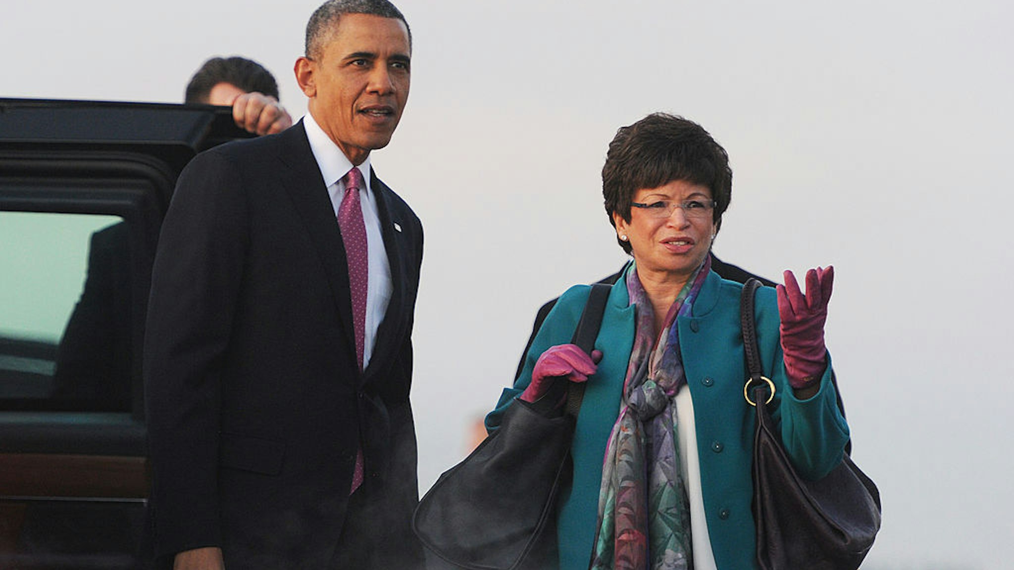 US President Barack Obama points to Mount Rainier to his senior adviser Valerie Jarrett upon arriving at Seattle-Tacoma International Airport in Seattle, Washington, on November 24, 2013.