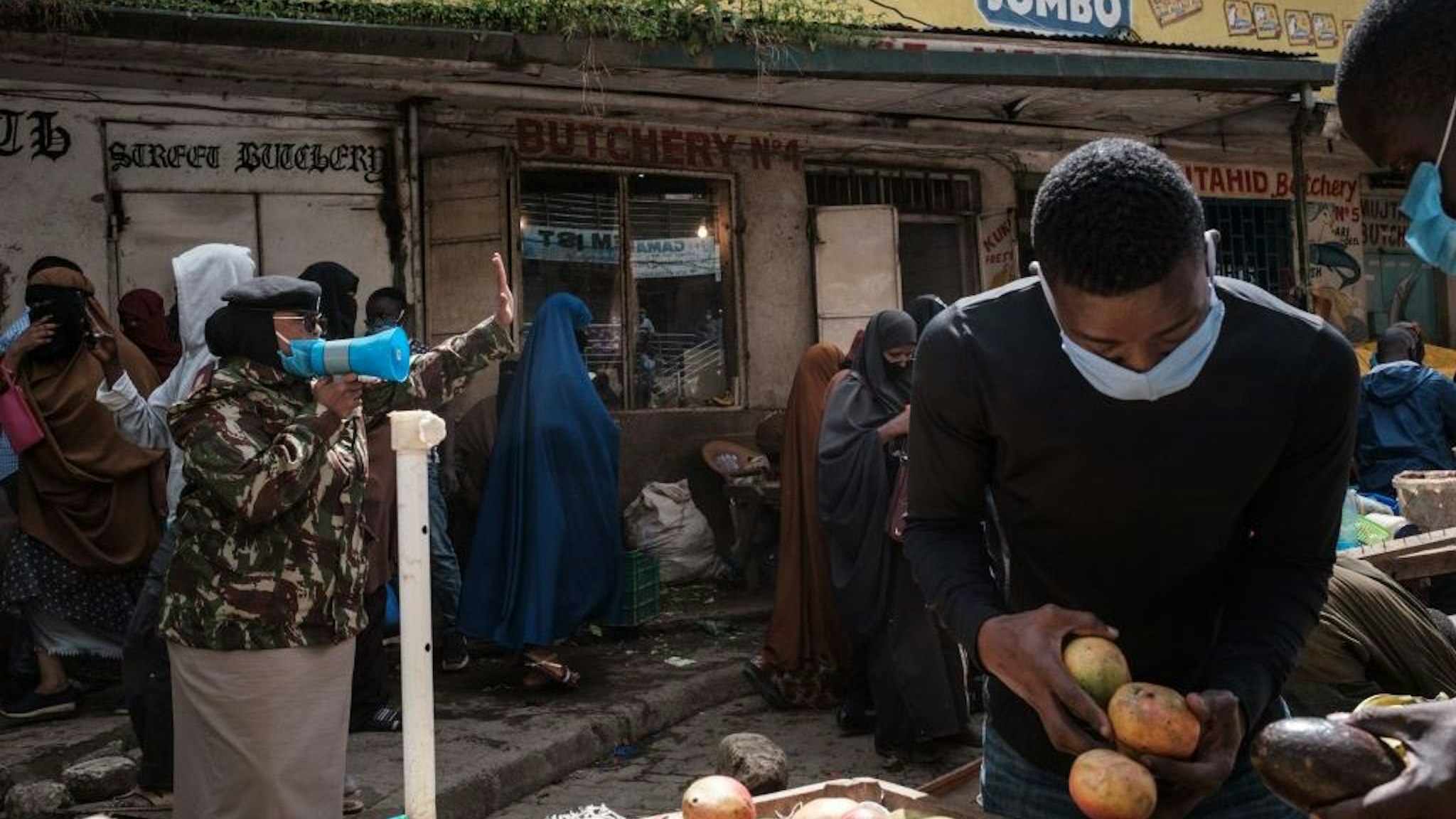 Police officers request all street vendors to close and leave to curb the spread of COVID-19 coronavirus as they emphasise the menace of the COVID-19 coronavirus in Eastleigh, a predominantly Muslim Somali neighbourhood, in Nairobi, Kenya, on April 24, 2020. (Photo by Yasuyoshi CHIBA / AFP)
