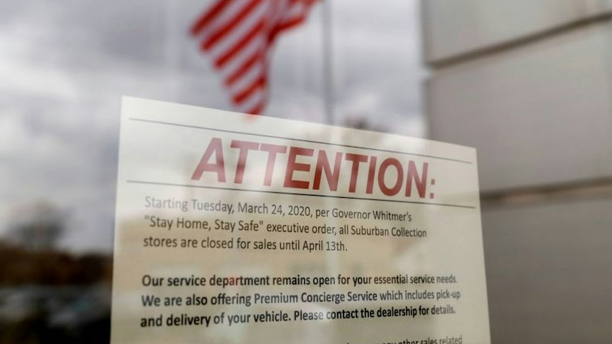 A closed sign is seen on the Suburban Buick GMC that is currently closed by Michigan Governor Gretchen Whitmer to stop the spread of coronavirus,COVID-19, in Ferndale, Michigan on March 26, 2020. - President Donald Trump, keen for an early lifting of economically costly social distancing measures against the coronavirus, said he would propose dividing the United States by risk levels. In a letter to state governors released by the White House, Trump said that better testing now allows the mapping of virus threat on a local level. (Photo by JEFF KOWALSKY / AFP)