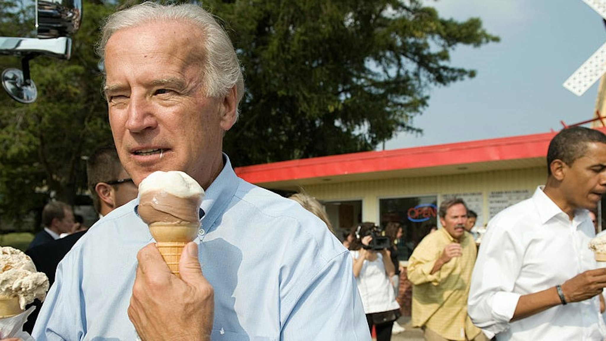 US vice presidential nominee Senator Joe Biden (L) and Democratic presidential nominee Senator Barack Obama (R) enjoy ice cream cones as they speak with local residents at the Windmill Ice Cream Shop in Aliquippa, Pennsylvania, August 29, 2008. AFP PHOTO / SAUL LOEB (Photo credit should read