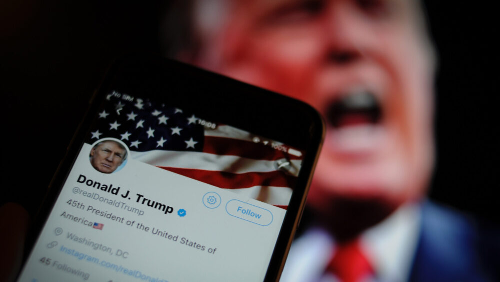 Ứng dụng Twitter được nhìn thấy với hình ảnh của tổng thống Mỹ Donald Trump ở nền trong ảnh minh họa này vào ngày 4 tháng 12 năm 2017. Ảnh của Jaap Arriens / NurPhoto qua Getty Images