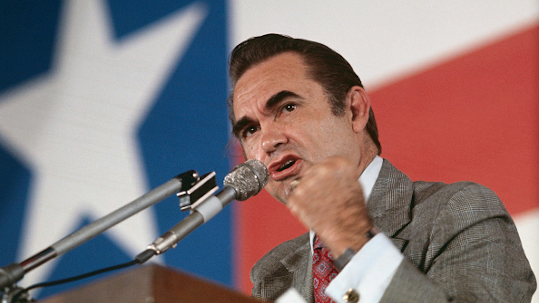 (Original Caption) Alabama Governor George Wallace tells the delagates at the convention of the National Federation of Independent Business that he intends to be "involved" in the 1976 presidential campaign.