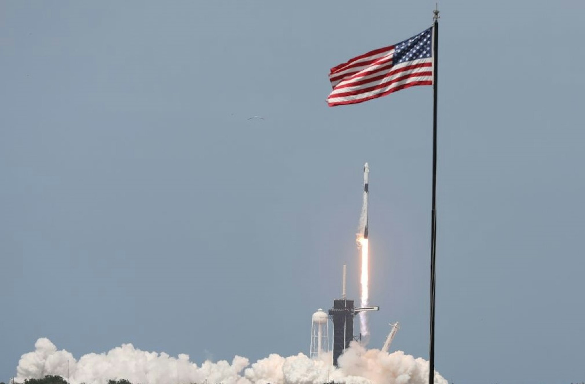 A SpaceX Falcon 9 rocket carrying the Crew Dragon spacecraft lifts off from launch complex 39A at the Kennedy Space Center in Florida on May 30, 2020. - NASA astronauts Hurley and Bob Behnken are set to depart for an extended stay at the International Space Station on the SpaceX Demo-2 mission. (Photo by Gregg Newton / AFP) (Photo by