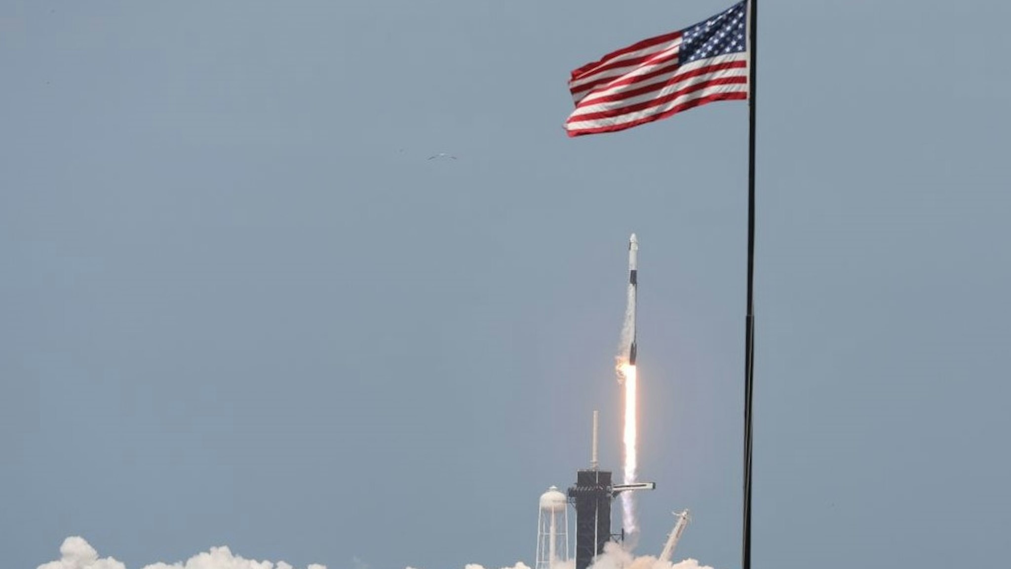 A SpaceX Falcon 9 rocket carrying the Crew Dragon spacecraft lifts off from launch complex 39A at the Kennedy Space Center in Florida on May 30, 2020. - NASA astronauts Hurley and Bob Behnken are set to depart for an extended stay at the International Space Station on the SpaceX Demo-2 mission. (Photo by Gregg Newton / AFP) (Photo by