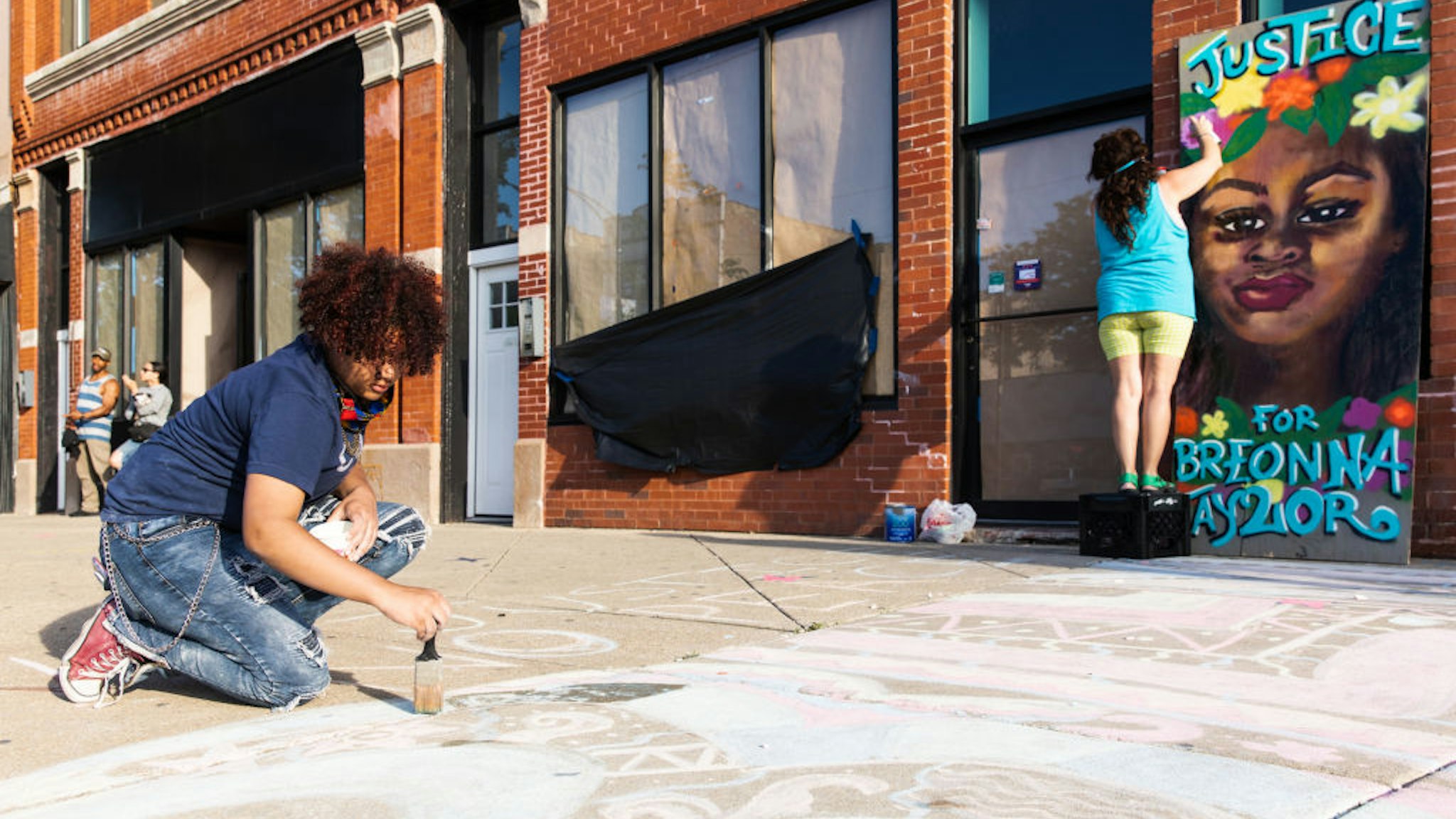 CHICAGO, ILLINOIS - JUNE 06: Street artists create work in memory of Breonna Taylor on June 06, 2020 in Chicago, Illinois. This is the 12th day of protests since George Floyd died in Minneapolis police custody on May 25. (Photo by Natasha Moustache/Getty Images)