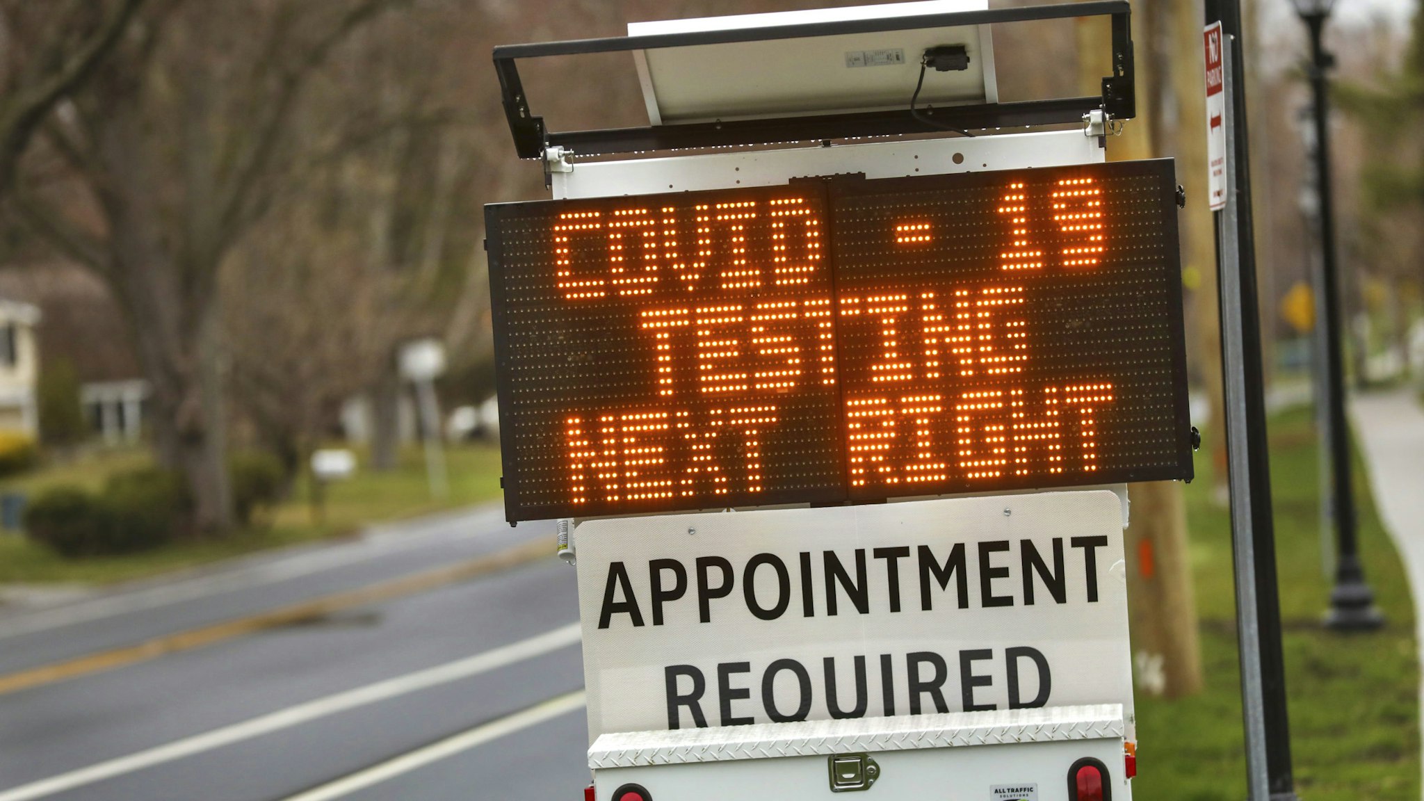 Stony Brook, N.Y.: A digital sign on Stony Brook Road in Stony Brook, New York on Long Island directs patients to the drive-thru coronavirus test site at Stony Brook University on March 28, 2020.