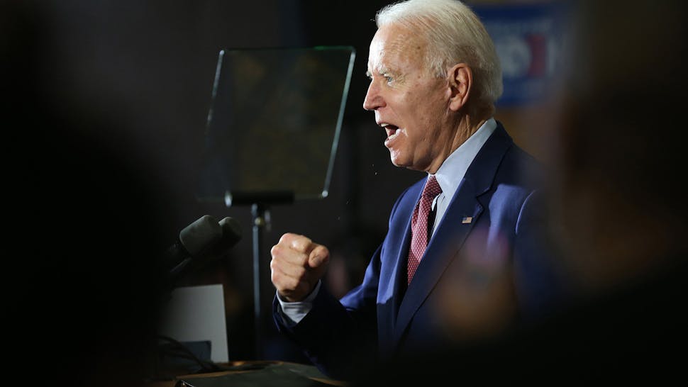 El exvicepresidente Joe Biden habla con los medios de comunicación y un puñado de simpatizantes en Berston Field House el 9 de marzo de 2020, en Flint, Michigan. (John J. Kim/Chicago Tribune/Tribune News Service via Getty Images)