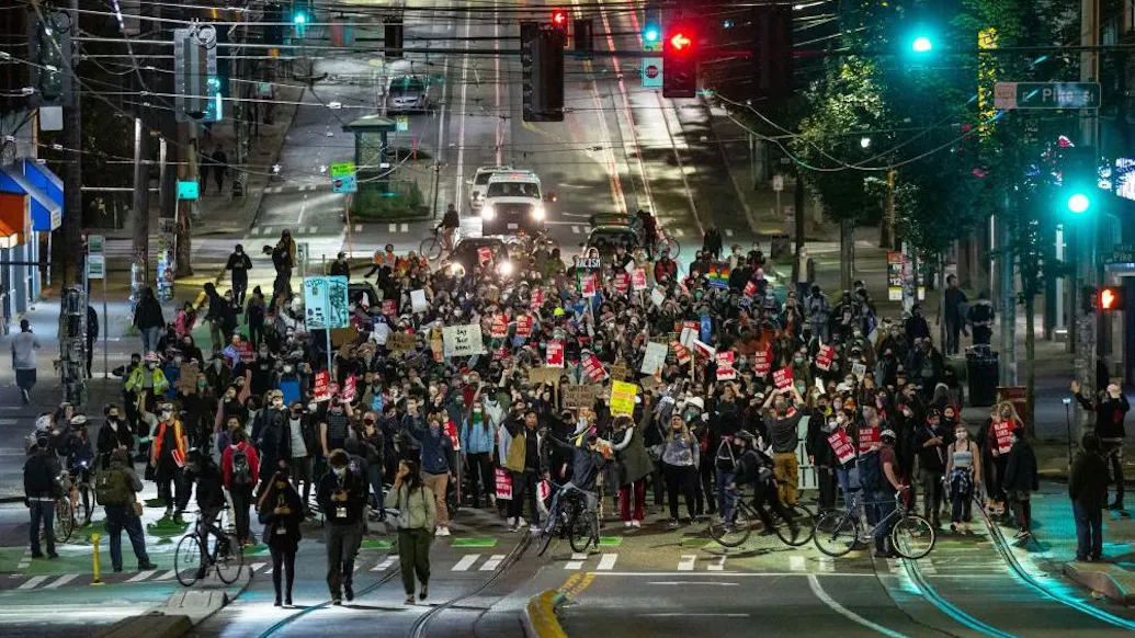 WATCH: Leftist Councilwoman Unlocks Doors For Protesters To Flood City Hall, Demand Democrat Mayor Resign Amid Calls To Defund Police