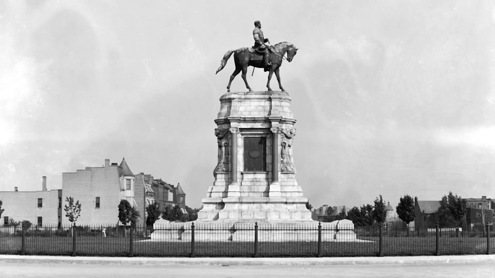 Equestrian statue of Robert E. Lee in Richmond, Virginia in 1905.
