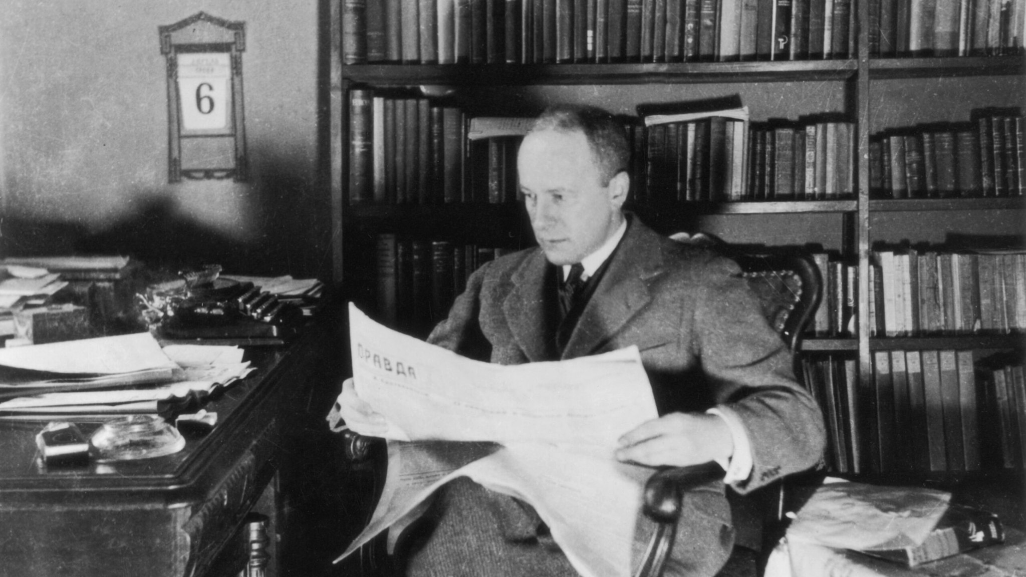 British-born journalist Walter Duranty (1884 - 1957), the Moscow correspondent for the New York Times, reading a copy of 'Pravda', circa 1925.