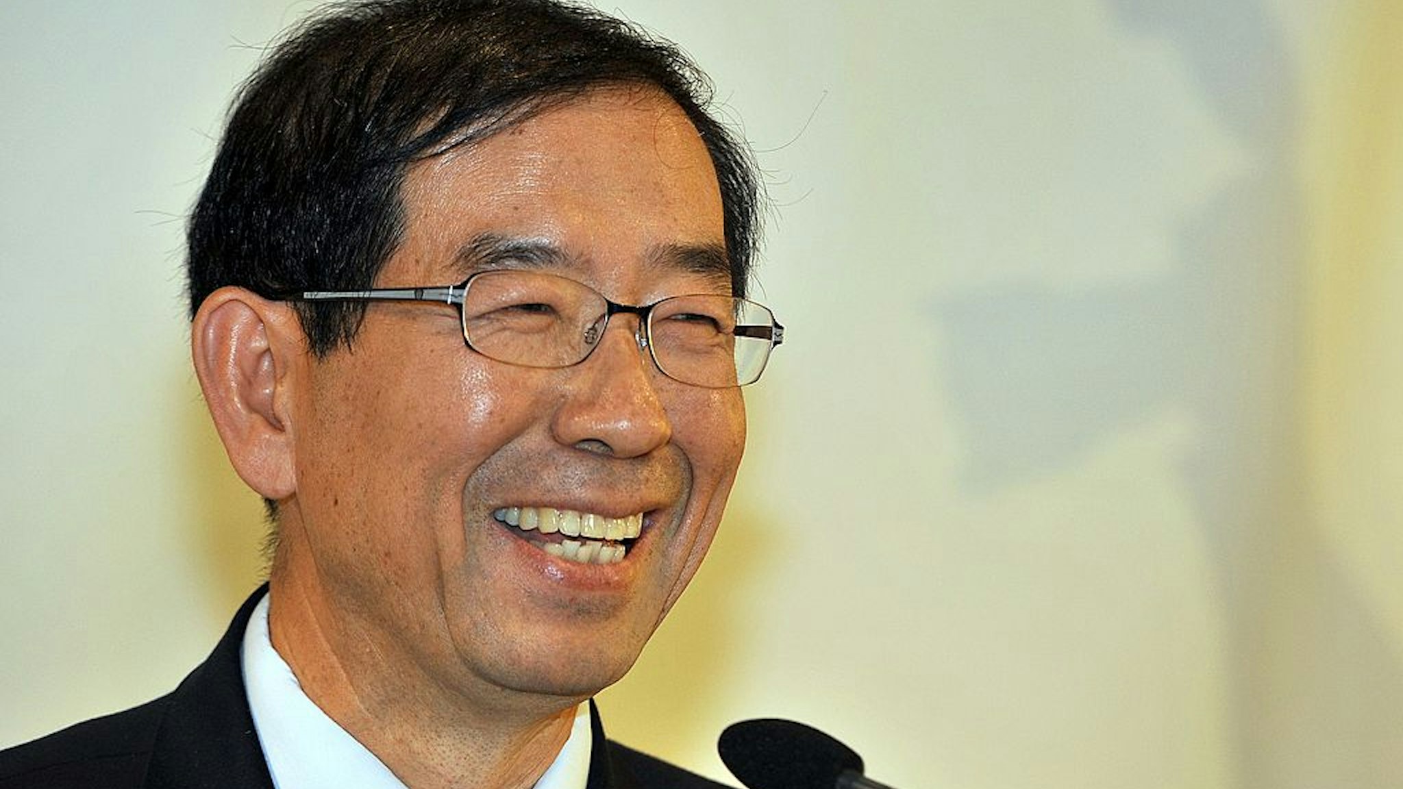 Seoul mayor Park Won-Soon speaks during a press conference for foreign correspondents in Seoul on November 9, 2011.