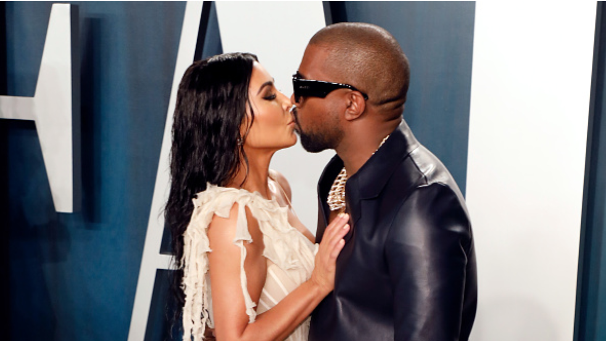 BEVERLY HILLS, CALIFORNIA - FEBRUARY 09: Kim Kardashian West and Kanye West kiss at the 2020 Vanity Fair Oscar Party at Wallis Annenberg Center for the Performing Arts on February 09, 2020 in Beverly Hills, California.