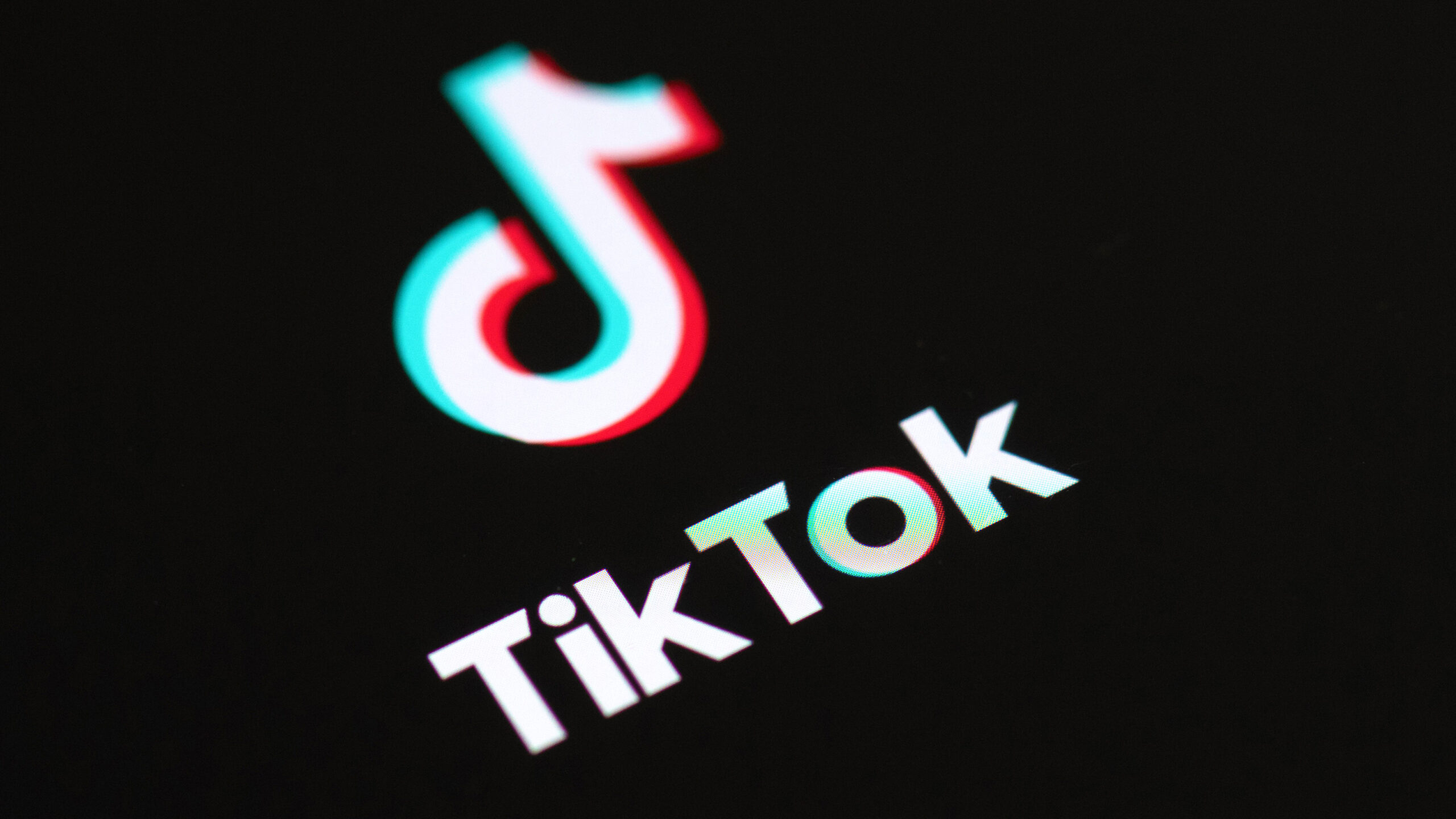 Dry scooping protein powders is the latest trend on TikTok - here's why  it's so dangerous