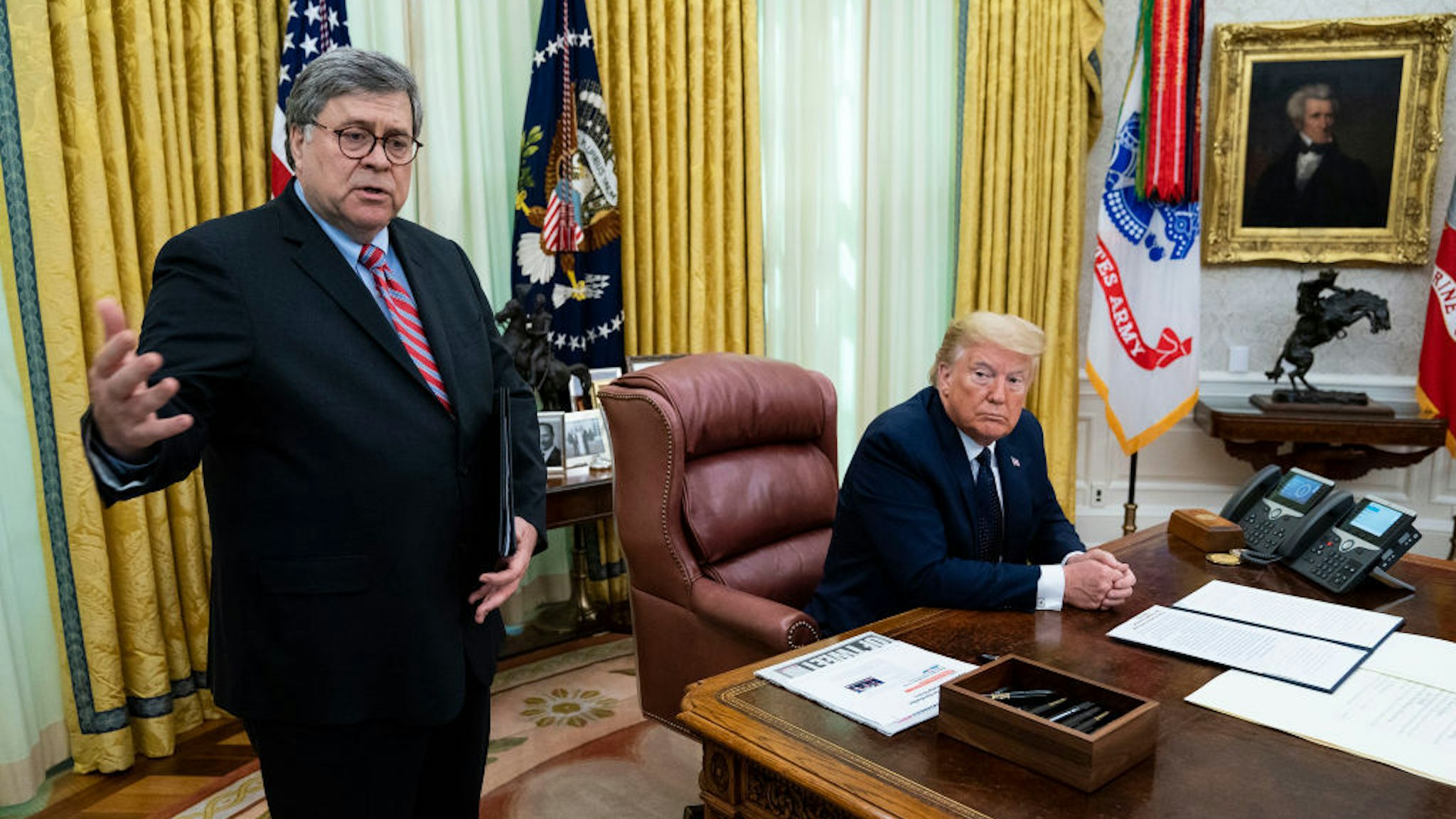 NYTVIRUS -President Donald Trump with Attorney General William Barr, make remarks before signsing an executive order in the Oval Office that will punish Facebook, Google and Twitter for the way they police content online, Thursday, May 28, 2020. ( Photo by Doug Mills/The New York Times)