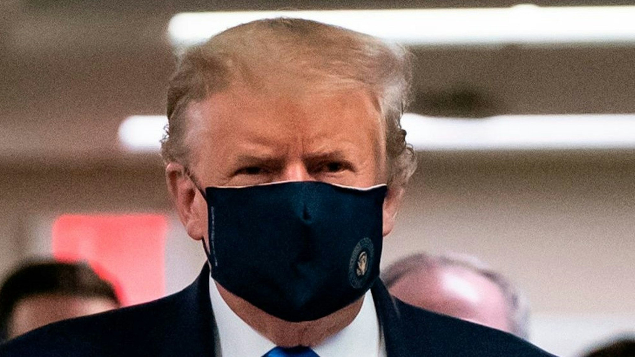 US President Donald Trump wears a mask as he visits Walter Reed National Military Medical Center in Bethesda, Maryland' on July 11, 2020. (Photo by ALEX EDELMAN / AFP) (Photo by