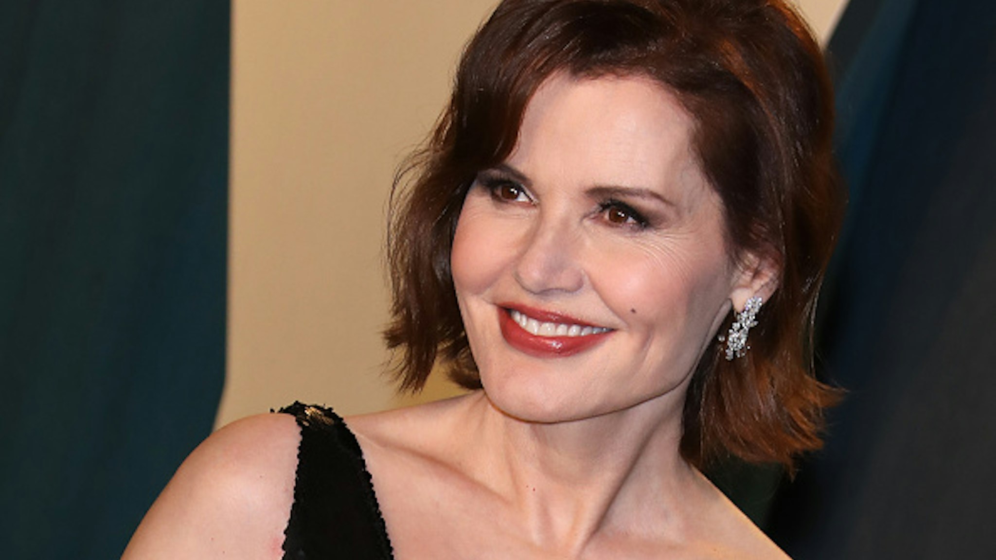 BEVERLY HILLS, CALIFORNIA - FEBRUARY 09: Geena Davis attends the 2020 Vanity Fair Oscar Party at Wallis Annenberg Center for the Performing Arts on February 09, 2020 in Beverly Hills, California.