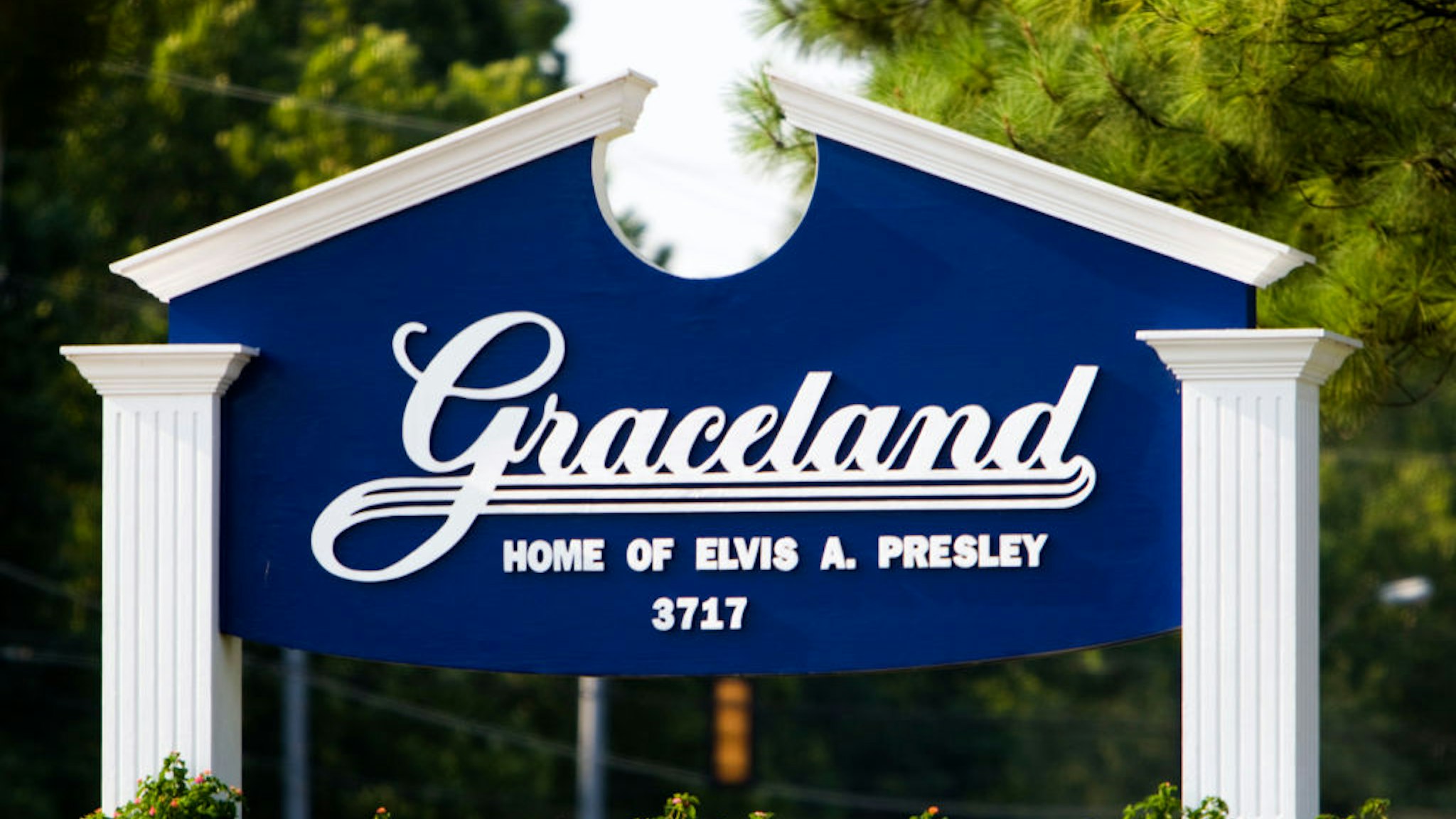 Graceland Elvis Presley mansion sign Memphis USA. (Photo by: Andrew Woodley/Universal Images Group via Getty Images)