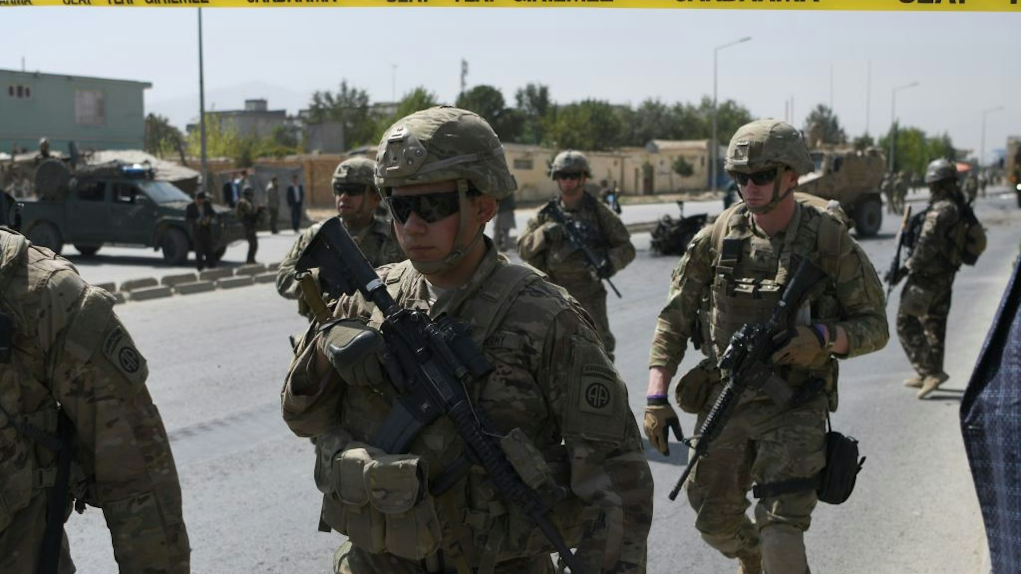 US soldiers arrives at the site of a car bomb attack that targeted a NATO coalition convoy in Kabul on September 24, 2017.